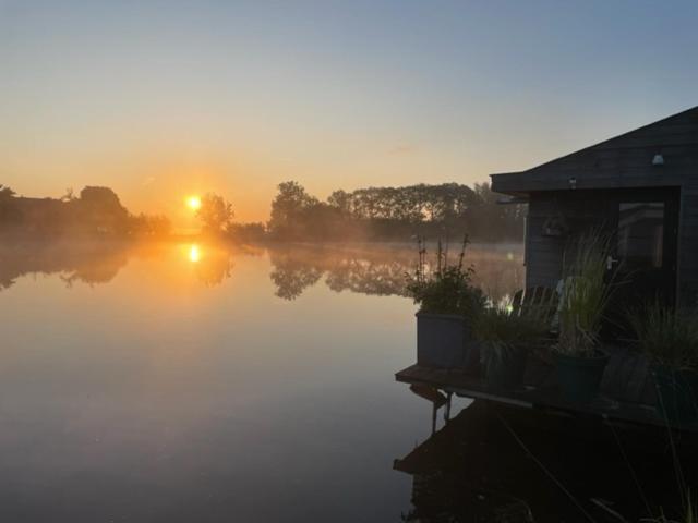 Aangenaam Op De Rijn, Woonboot, Inclusief Prive Sauna Alphen aan den Rijn Exterior photo
