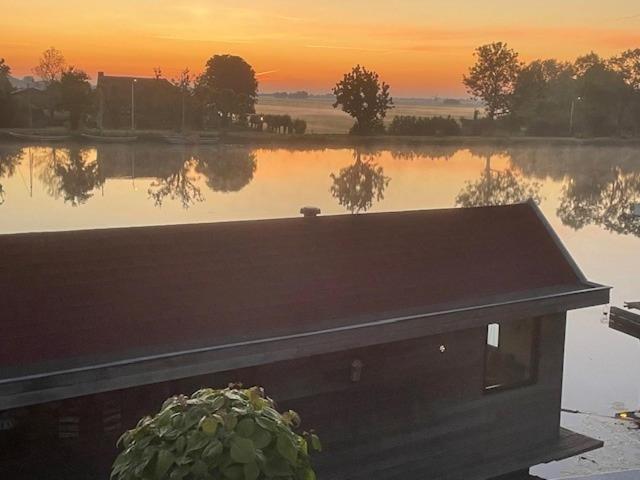 Aangenaam Op De Rijn, Woonboot, Inclusief Prive Sauna Alphen aan den Rijn Exterior photo