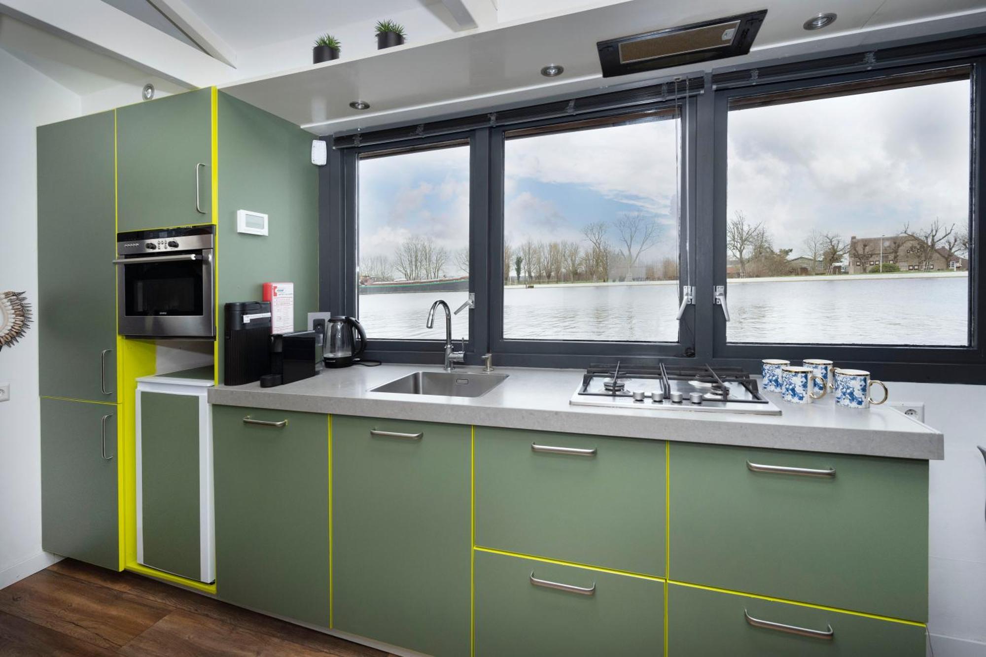 Aangenaam Op De Rijn, Woonboot, Inclusief Prive Sauna Alphen aan den Rijn Exterior photo