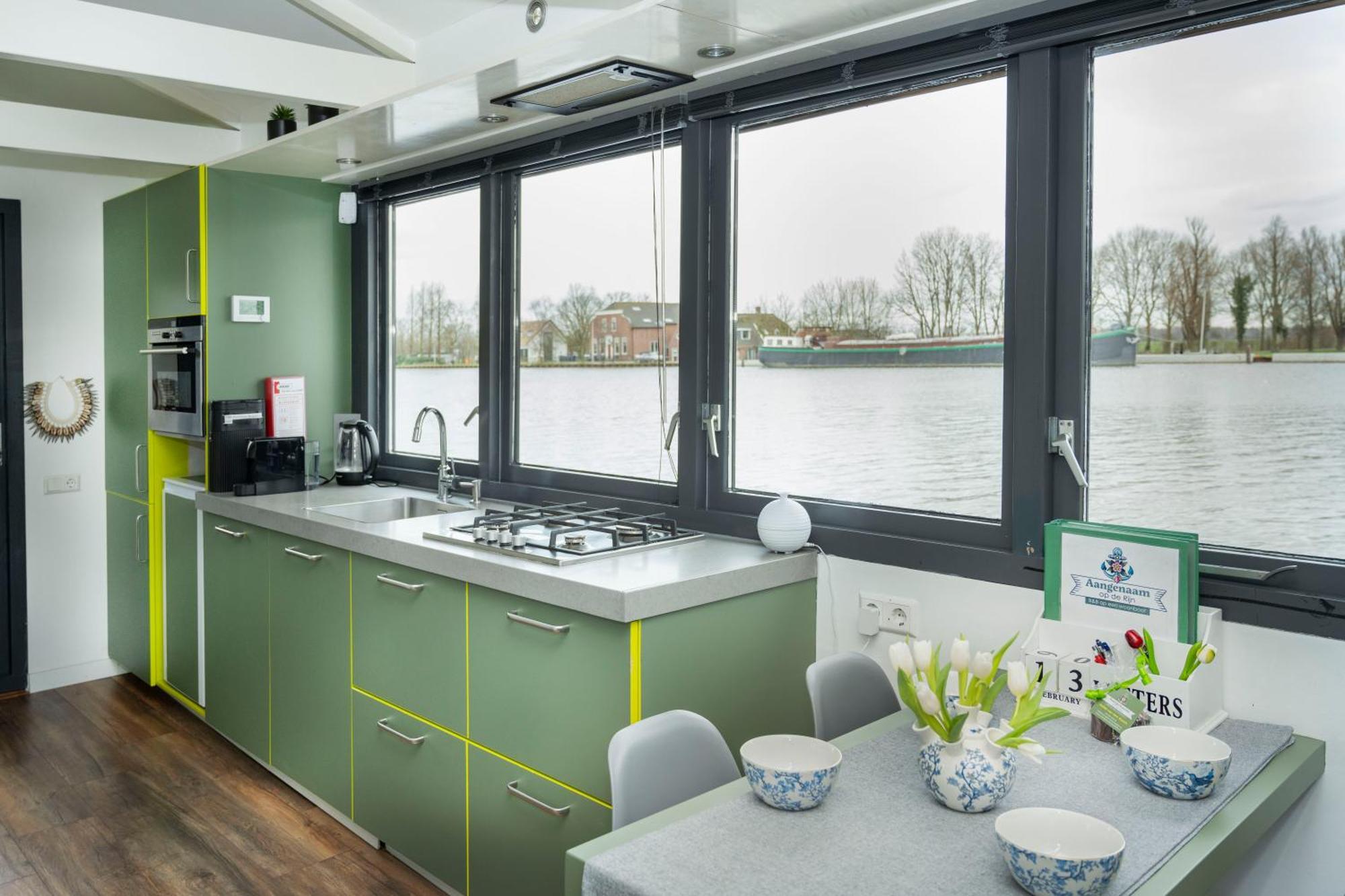 Aangenaam Op De Rijn, Woonboot, Inclusief Prive Sauna Alphen aan den Rijn Exterior photo